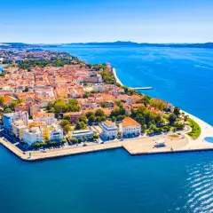 Zadar: malownicze miasto z widokiem na morze, idealne na rodzinne wakacje. Atrakcje dla dzieci czekają!