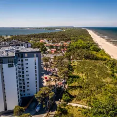 Porta Mare Active & Spa Resort z widokiem na morze i plażę. W tle jezioro i las.