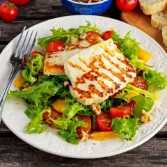 Sałatka z grillowanym serem halloumi, pomidorkami koktajlowymi i pomarańczą.