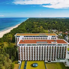 Pinea Resort Pobierowo, nowoczesne budynki hotelowe z widokiem na morze i las.