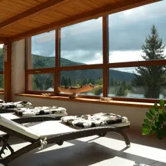 Leżaki w spa z widokiem na góry. Idealne miejsce na relaks w spa Dolny Śląsk.