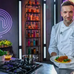 Przemek Klima prezentuje danie w kuchni MasterChefa.