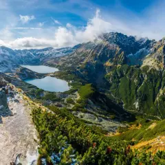 Piękne polskie góry, gdzie jechać? Tatry Zachodnie z Morskim Okiem i otaczającymi szczytami, pokryte jesiennym złotem i pierwszym śniegiem.