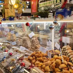 Wrocławska hala targowa kusi słodkościami: sterty ciastek, panettone i cannoli w świątecznej odsłonie.