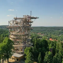 Nowa, drewniana wieża widokowa na Dolnym Śląsku oferuje wspaniałe panoramy.