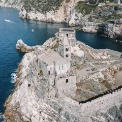 Porto Venere, Włochy: kościół św. Piotra na skale, idealne miejsce, by zobaczyć, co zwiedzać we Włoszech.