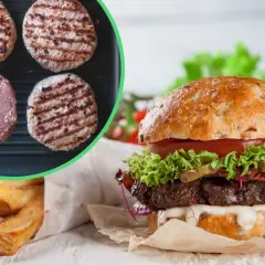 Pyszny hamburger przepis: surowe i grillowane kotlety wołowe, bułka, sałata, pomidor, ogórek, cebula i frytki.