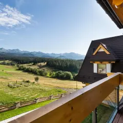 Widok z tarasu hotelu Kopieniec na zielone wzgórza i Tatry.