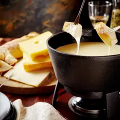 Pyszne fondue serowe z chrupiącym pieczywem, idealne na wspólny wieczór.