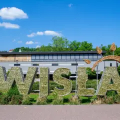 Witaj w Wiśle! Te lśniące litery to dopiero początek atrakcji. Słońce i błękitne niebo zapraszają do odkrywania uroków tego miejsca.