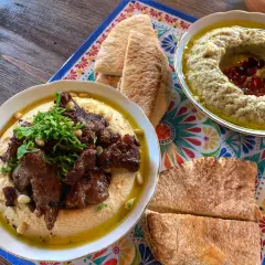 Hummus z mięsem i granatem, jak z Kuchennych Rewolucji w Kazimierzu Dolnym. Idealny na wspólny posiłek.