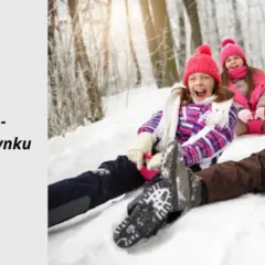 Radosne dzieci zjeżdżają na sankach zimą. Szukasz pomysłu, gdzie na ferie z dziećmi? Sprawdź bazę wypoczynku.