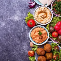 Pyszne falafel, hummus i inne przysmaki kuchni żydowskiej w Warszawie.