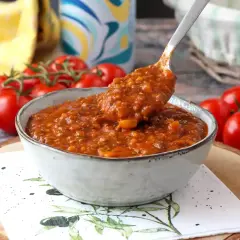 Gęste, aromatyczne ragu w misce, gotowe do podania. Idealny przepis na sos do makaronu.
