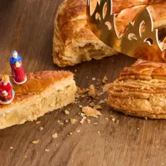 Złota korona i figurki Trzech Króli na pyszne ciasto trzech króli.