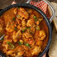 Gulasz drobiowy w bogatym sosie, ozdobiony szczypiorkiem, to esencja kuchni węgierskiej. Podany z chlebem, kusi smakiem.