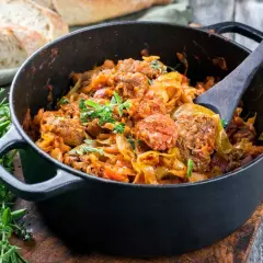 Gorące, jednogarnkowe danie z kapusty i mięsa, idealne na imprezę. Aromatyczne, sycące i pełne smaku.