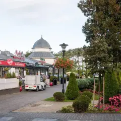 Urokliwe międzyzdroje atrakcje: restauracje, kawiarnie i zadbane zielone tereny tworzą przyjazną atmosferę.