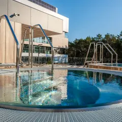Relaks w hotelu Shelter Rogowo: baseny zewnętrzne z widokiem na las.