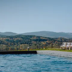 Basen z widokiem na jezioro i wzgórza Karkonoszy. Idealne miejsce na relaks w Lake Hill Resort & Spa.