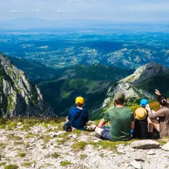 Rodzina podziwia widok z gór. Idealne miejsce, gdzie na wakacje z dziećmi, by poczuć wolność i piękno natury.