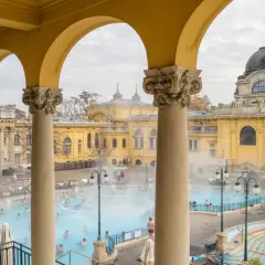 Kąpiel w parujących basenach termalnych w Budapeszcie, podziwiając żółtą architekturę.
