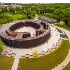 Tężnia w Busku-Zdroju, jedna z głównych atrakcji, otoczona zielenią i nowoczesną architekturą.