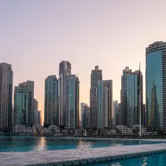 Wieżowce w Dubaju o zachodzie słońca, w tym budynki Emaar. Wspaniałe dubaj atrakcje nad wodą.