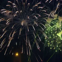 Sylwester nad morzem gdzie najlepiej? Fajerwerki rozświetlają nocne niebo nad latarnią morską, tworząc magiczną atmosferę.
