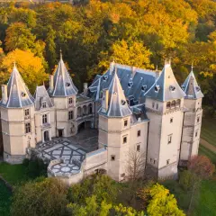 Piękny zamek w otoczeniu jesiennych drzew. Jedno z wielu wspaniałych zamków w Polsce, zachwyca architekturą i malowniczym położeniem.