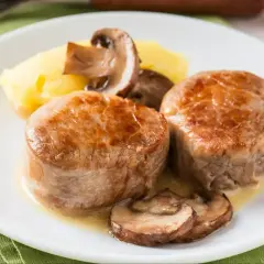 Polędwica wołowa przepis: soczyste medaliony z polędwicy wołowej podane z puree ziemniaczanym i pieczarkami. Pyszne danie!