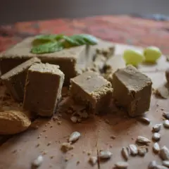 Słonecznikowa chałwa, orzeszki i pestki na desce. Smak, który sprawia, że to najlepsza cukiernia w Poznaniu.