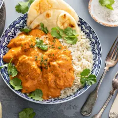 Pyszne kurczak tikka masala z ryżem i chlebkiem naan. Idealne danie z kuchni indyjskiej, które możesz przygotować według prostych przepisów.