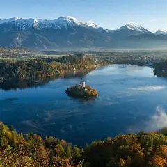 Jezioro Bled ze swoją malowniczą wyspą i kościołem to jedna z najpiękniejszych słowenia atrakcje. W tle majestatyczne Alpy.