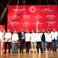 Szefowie kuchni z restauracji z gwiazdką Michelin Polska na scenie podczas gali.