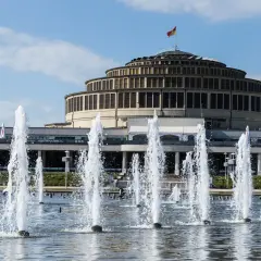 Wrocławska Hala Stulecia, jeden z obiektów UNESCO w Polsce, z fontannami w letni dzień.