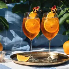 Dwa Aperol Spritz z pomarańczą i kwiatkiem. Idealne na lato, łatwo je zrobić!