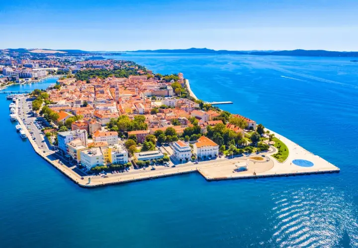 Zadar: malownicze miasto z widokiem na morze, idealne na rodzinne wakacje. Atrakcje dla dzieci czekają!