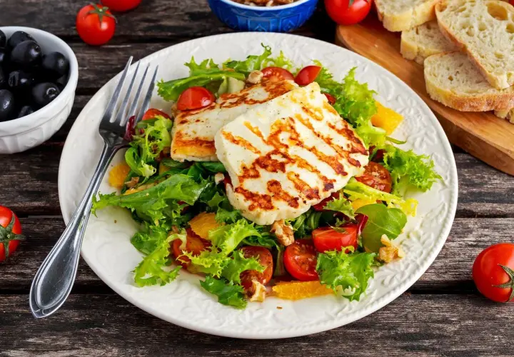 Sałatka z grillowanym serem halloumi, pomidorkami koktajlowymi i pomarańczą.