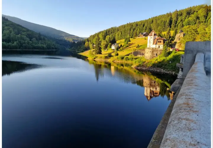 Spokojna tafla jeziora odbija zamek i zielone wzgórza. Szpindlerowy Młyn atrakcje to idealne miejsce na relaks.