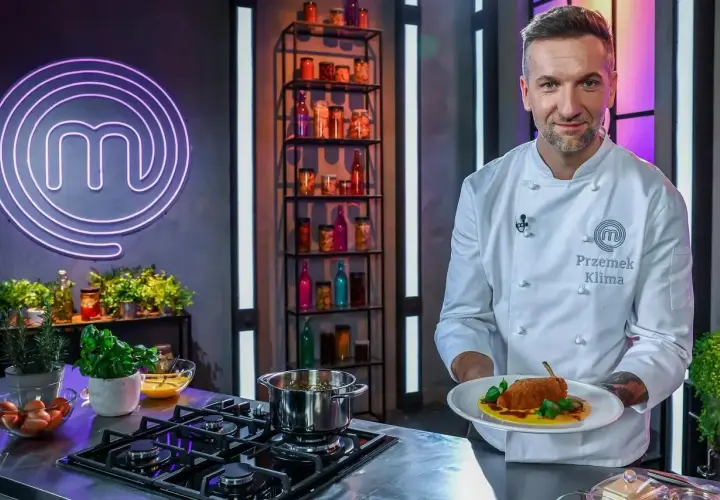 Przemek Klima prezentuje danie w kuchni MasterChefa.
