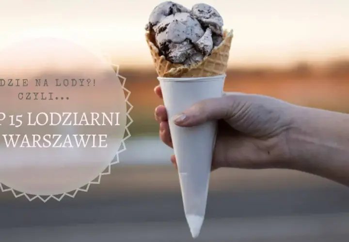 Ręka trzymająca rożek z lodami czekoladowymi. Tekst: "Gdzie na lody?! Czyli... TOP 15 lodziarni w Warszawie". Szukasz najlepszych lodów w Warszawie?