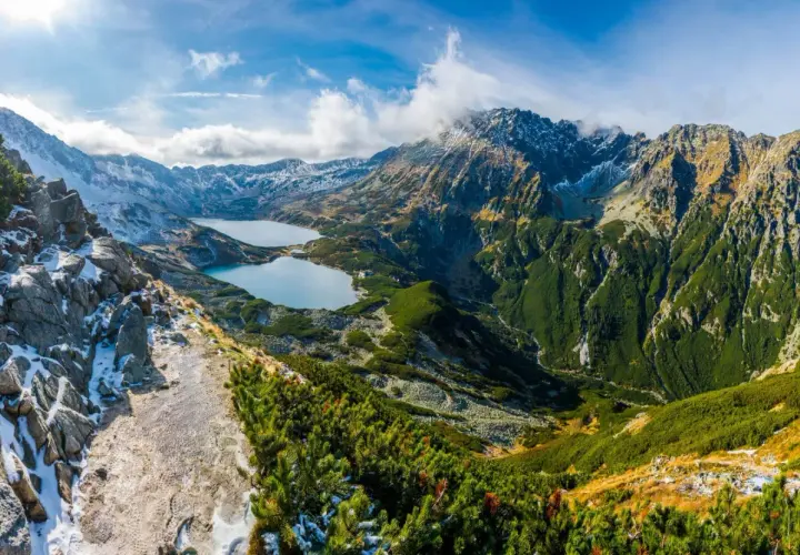 Piękne polskie góry, gdzie jechać? Tatry Zachodnie z Morskim Okiem i otaczającymi szczytami, pokryte jesiennym złotem i pierwszym śniegiem.