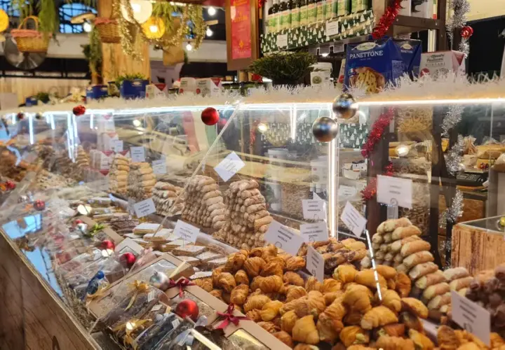 Wrocławska hala targowa kusi słodkościami: sterty ciastek, panettone i cannoli w świątecznej odsłonie.