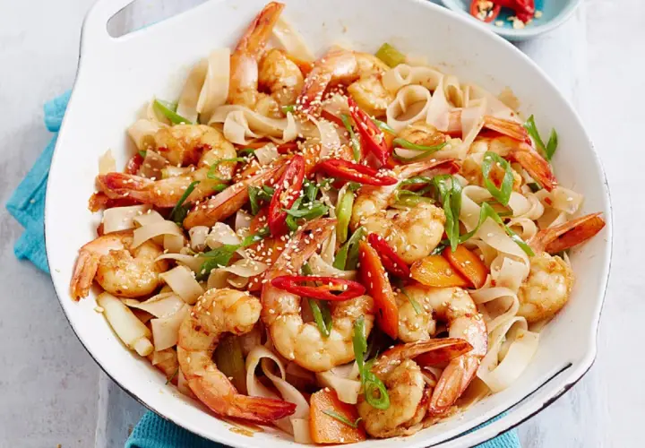 Pyszne danie z krewetkami, makaronem ryżowym, papryczką chili i sezamem.