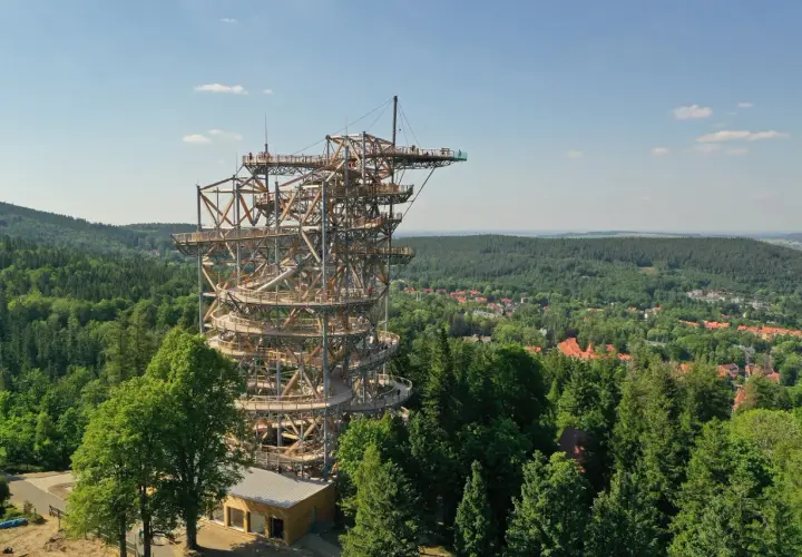 Nowa, drewniana wieża widokowa na Dolnym Śląsku oferuje wspaniałe panoramy.