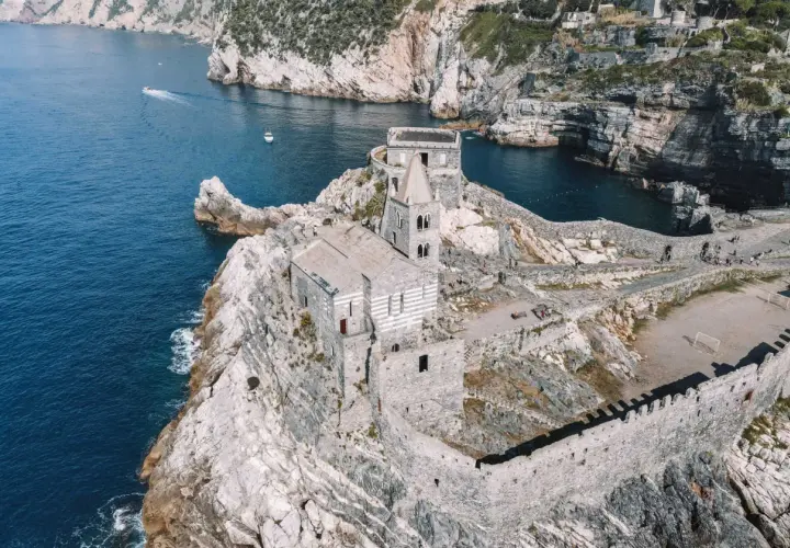 Porto Venere, Włochy: kościół św. Piotra na skale, idealne miejsce, by zobaczyć, co zwiedzać we Włoszech.