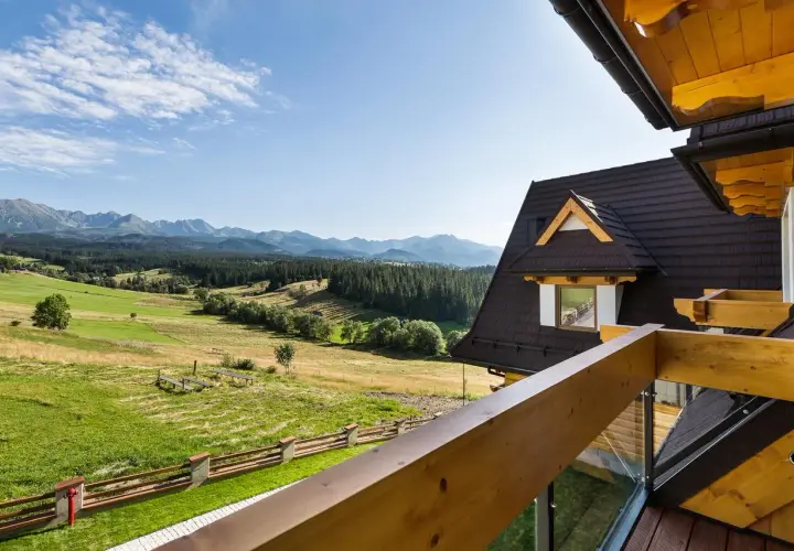 Widok z tarasu hotelu Kopieniec na zielone wzgórza i Tatry.