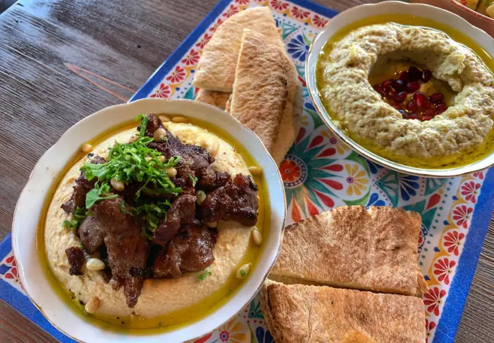 Hummus z mięsem i granatem, jak z Kuchennych Rewolucji w Kazimierzu Dolnym. Idealny na wspólny posiłek.