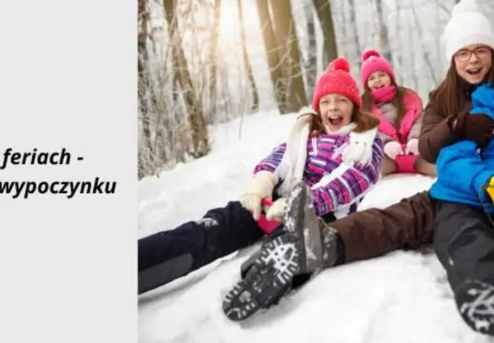Radosne dzieci zjeżdżają na sankach zimą. Szukasz pomysłu, gdzie na ferie z dziećmi? Sprawdź bazę wypoczynku.